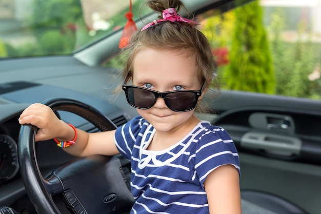 Foto baby-mädchen schaut aus dem autofenster