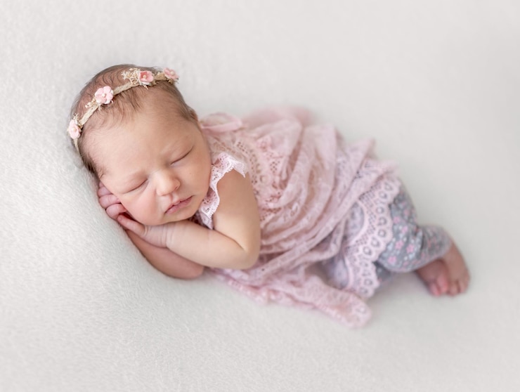 Foto baby mädchen schläft auf weißer decke