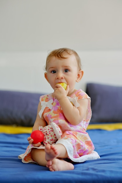 Baby Mädchen Spielzeug lecken