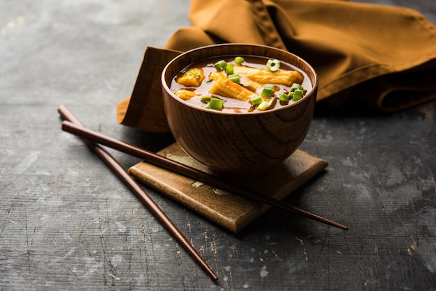 Baby-Mais-Mandschurei mit Soße - beliebtes indo-chinesisches Rezept. selektiver Fokus