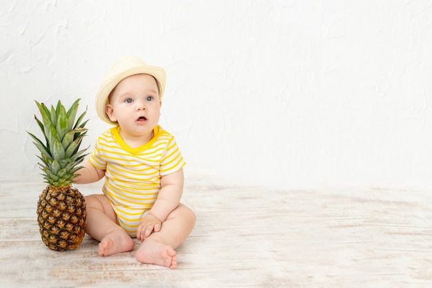 Baby mit Ananas