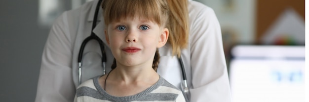 Baby mit Arzt in der Klinik