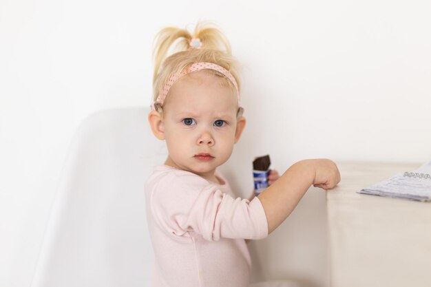 Baby mit Cochlea-Implantaten hat Spaß zu Hause. Taubheit und Medizintechnik-Konzept.