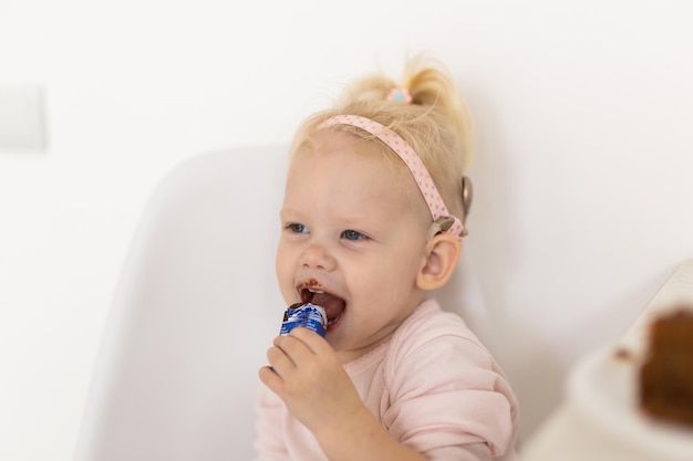 Baby mit Cochlea-Implantaten zu Hause Taubheit und Medizintechnik-Konzept