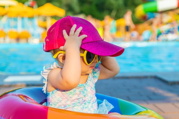 Baby mit einem Kreis in der Nähe des Pools. Selektiver Fokus.