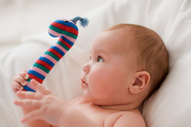 Baby mit einem Spielzeug