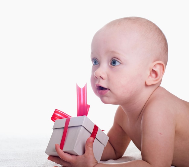 Baby mit Geschenk-Weihnachtsfoto