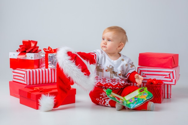 Baby mit Geschenken auf weißem Hintergrund isoliert Weihnachten Neujahr