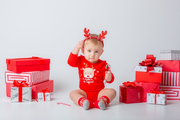 Baby mit Geschenken auf weißem Hintergrund isoliert Weihnachten Neujahr