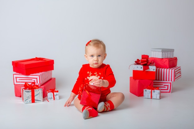 Baby mit Geschenken auf weißem Hintergrund isoliert Weihnachten Neujahr