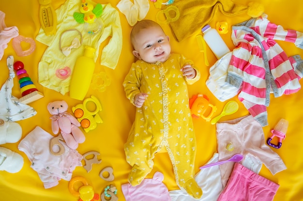 Baby mit Kleidung und Accessoires.