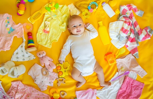 Baby mit Kleidung und Accessoires.