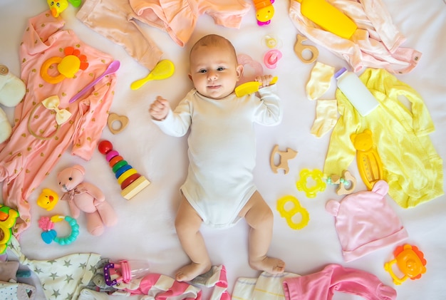 Baby mit Kleidung und Accessoires