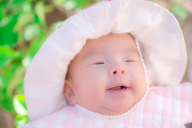 Baby mit sonnenschutz