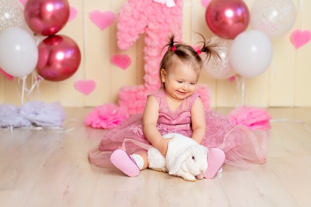 Baby mit Tierkaninchen, Babygeburtstag ein Jahr