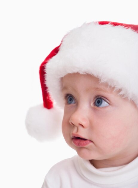 Baby mit Weihnachtsmütze isoliert auf weißem Hintergrund