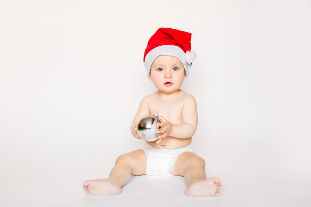 Baby mit Weihnachtsmütze