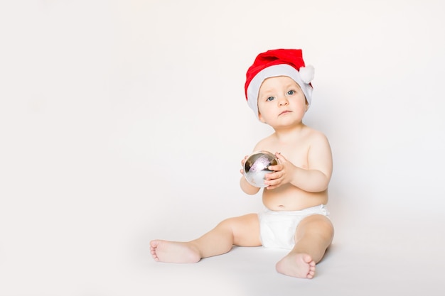 Baby mit Weihnachtsmütze