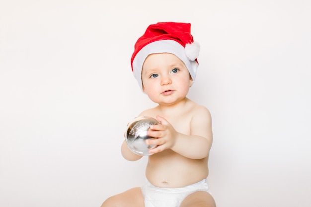 Baby mit Weihnachtsmütze