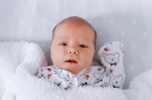 Baby Neugeborenes untersucht sorgfältig alles um sich herum