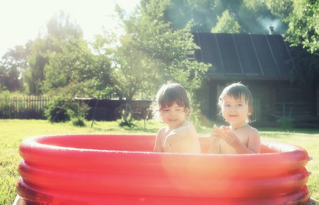 Baby planschen im Pool im Freien