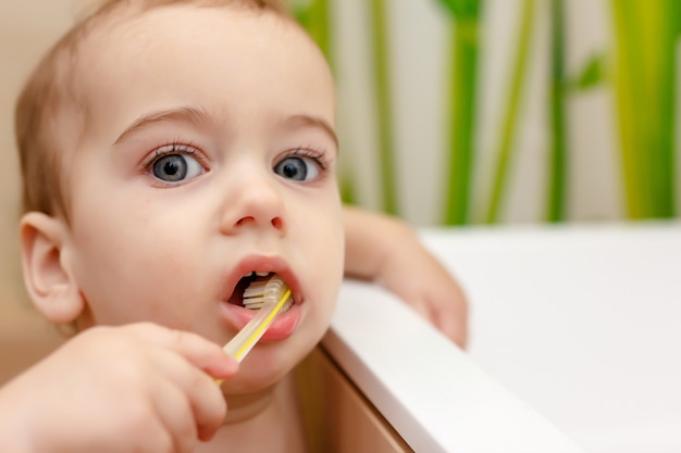 Baby putzt Zähne im Badezimmer. Konzept der Mundhygiene.