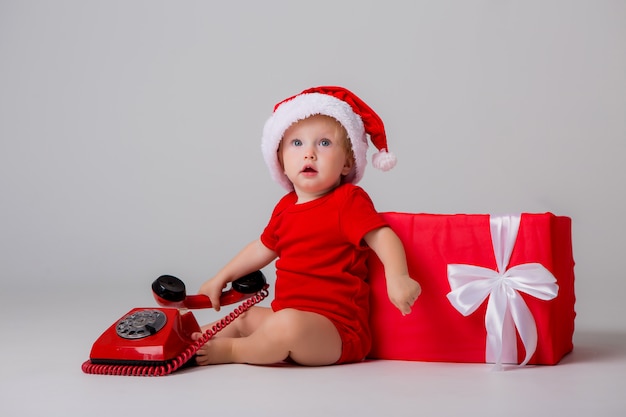 Baby Santa auf Licht zu isolieren, Platz für Text