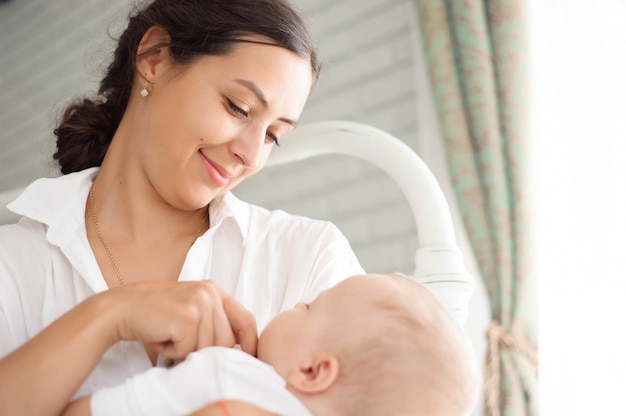 Baby schläft auf der Brust der Mutter