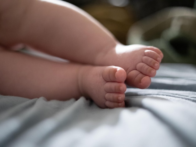 Baby schläft friedlich mit selektivem Fokus auf den Fuß