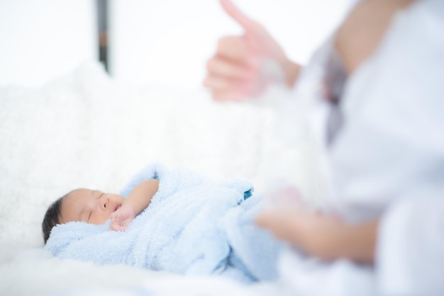 Baby schläft im Bett