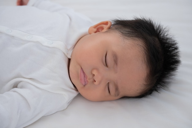 Baby schläft im Bett