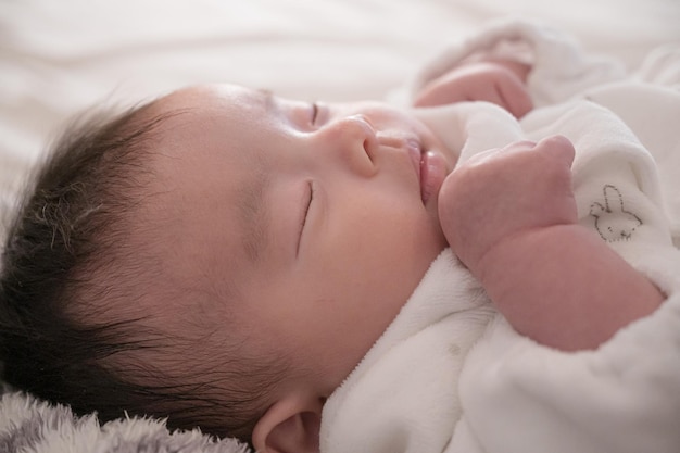 Baby schläft im Licht