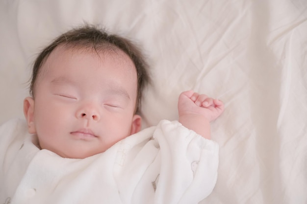 Baby schläft im Licht