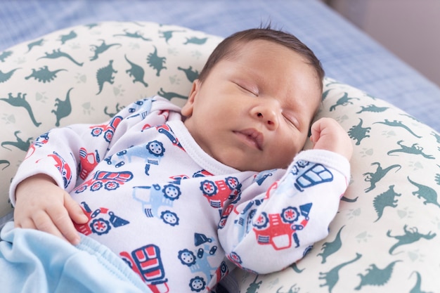 Baby schläft mit Arm am Bauch und mit oben wiew