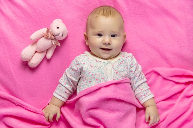 Baby schläft mit einem Bären. Selektiver Fokus. Menschen.