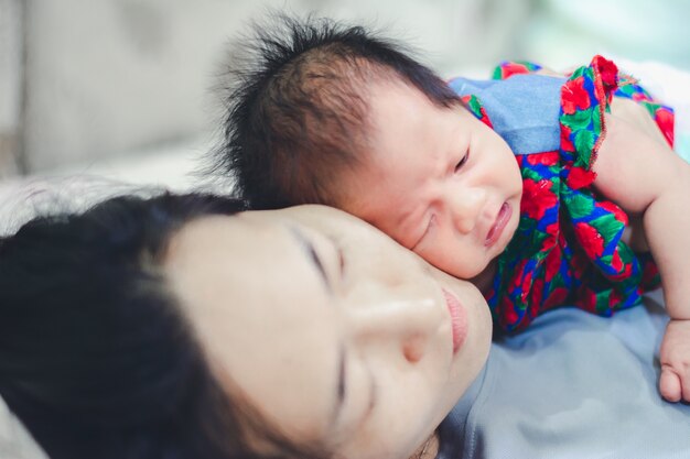 Baby schläft mit Tantchen zu Hause