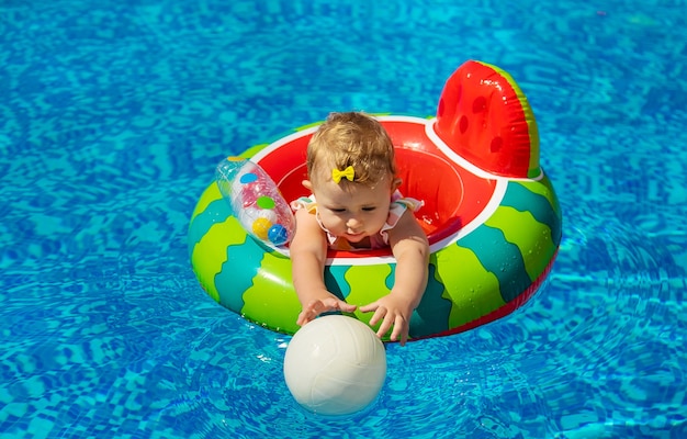 Baby schwimmt im Pool im Kreis. Selektiver Fokus. Kind.