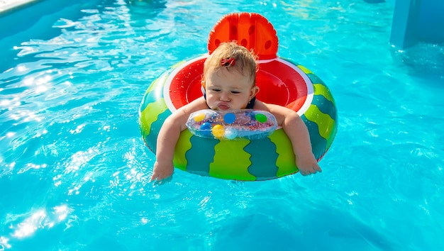 Baby schwimmt im Pool im Kreis. Selektiver Fokus.