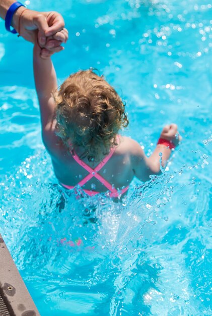 Baby schwimmt im Pool Selektiver Fokus