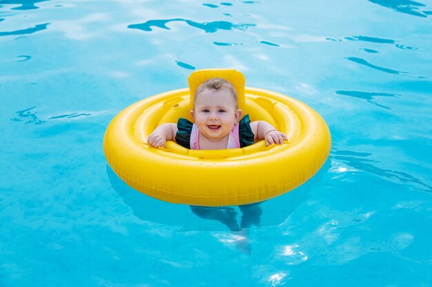 Baby schwimmt in einem Gummiring auf dem Meer