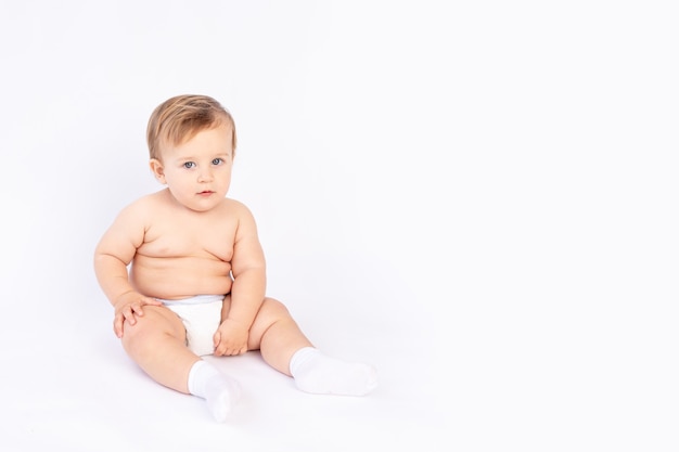 Baby sechs Monate alt in Windeln auf weißem, isoliertem Hintergrund, Platz für Text