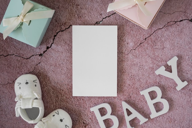 Baby-Shower-Ankündigung mit Geschenken und einer leeren Karte