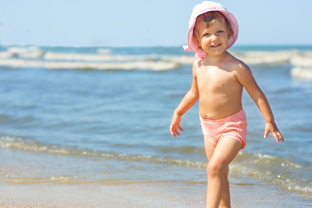 Baby spielt am Strand