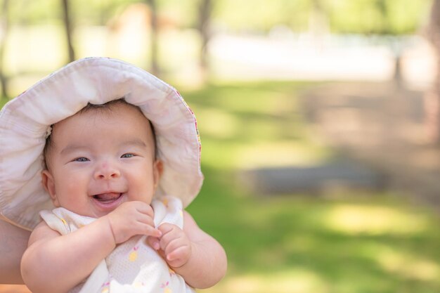 Baby spielt im Park