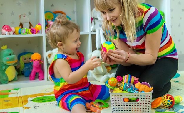 Baby spielt im Zimmer mit ihrer Mutter Selektiver Fokus Kind