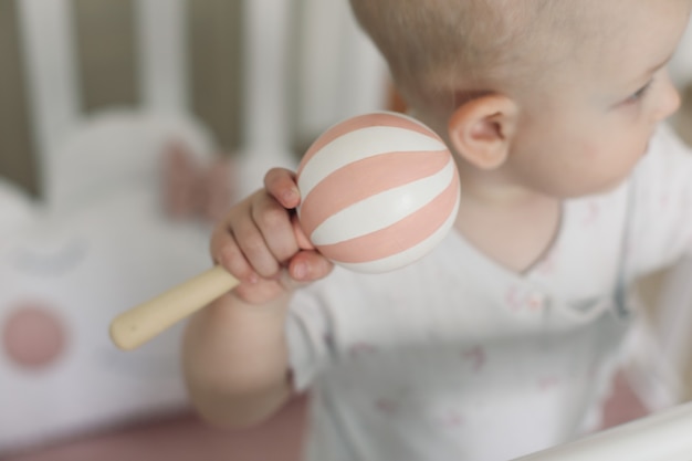 Baby spielt mit Holzspielzeug