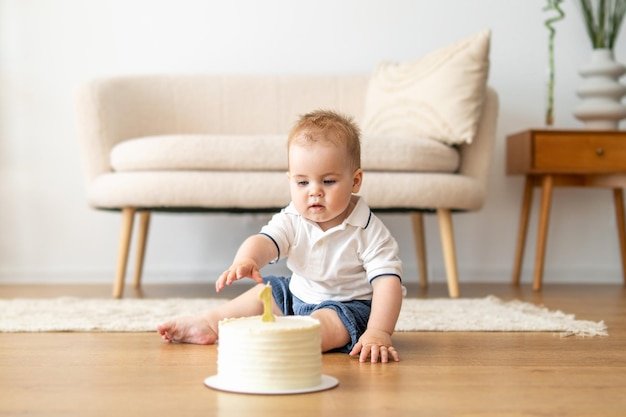 Foto baby spielt mit kuchen auf dem boden