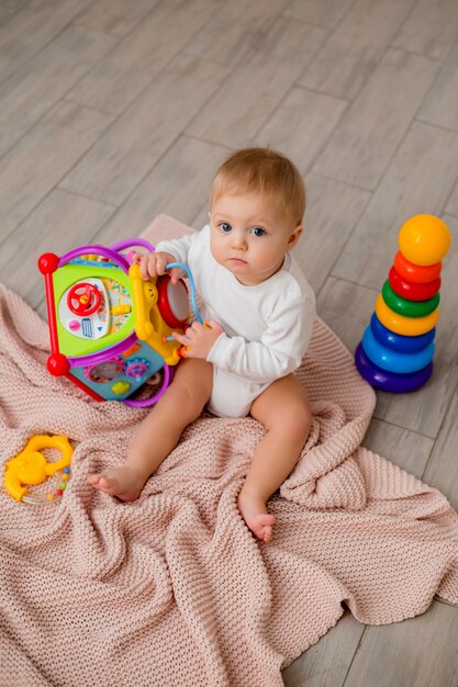 Baby spielt mit Lernspielzeug zu Hause