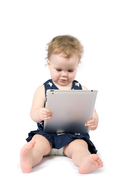 Baby spielt mit Tablette