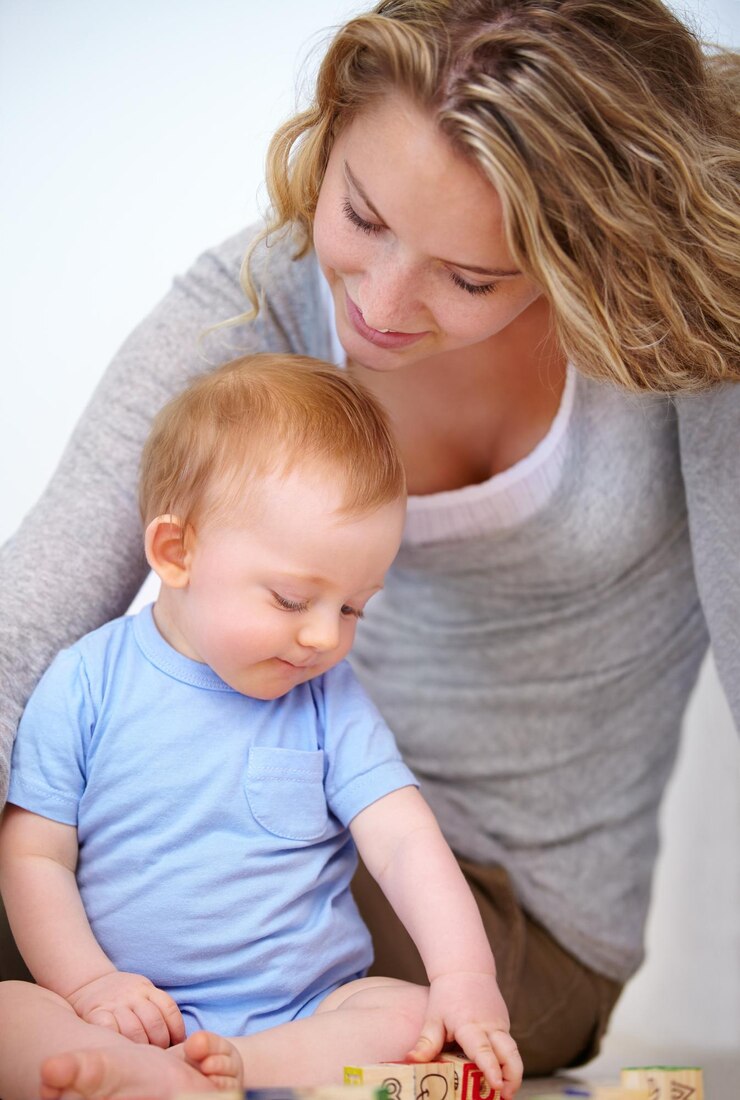 Foto baby spielt und ist glücklich mit der mutter, entspannt und liebt zusammen mit dem kind und kümmert sich um die mutterschaft, säugling, mutter und lächeln für zuneigung, pflege und zuhause für wachstum und babysitting mit familiären bindungen
